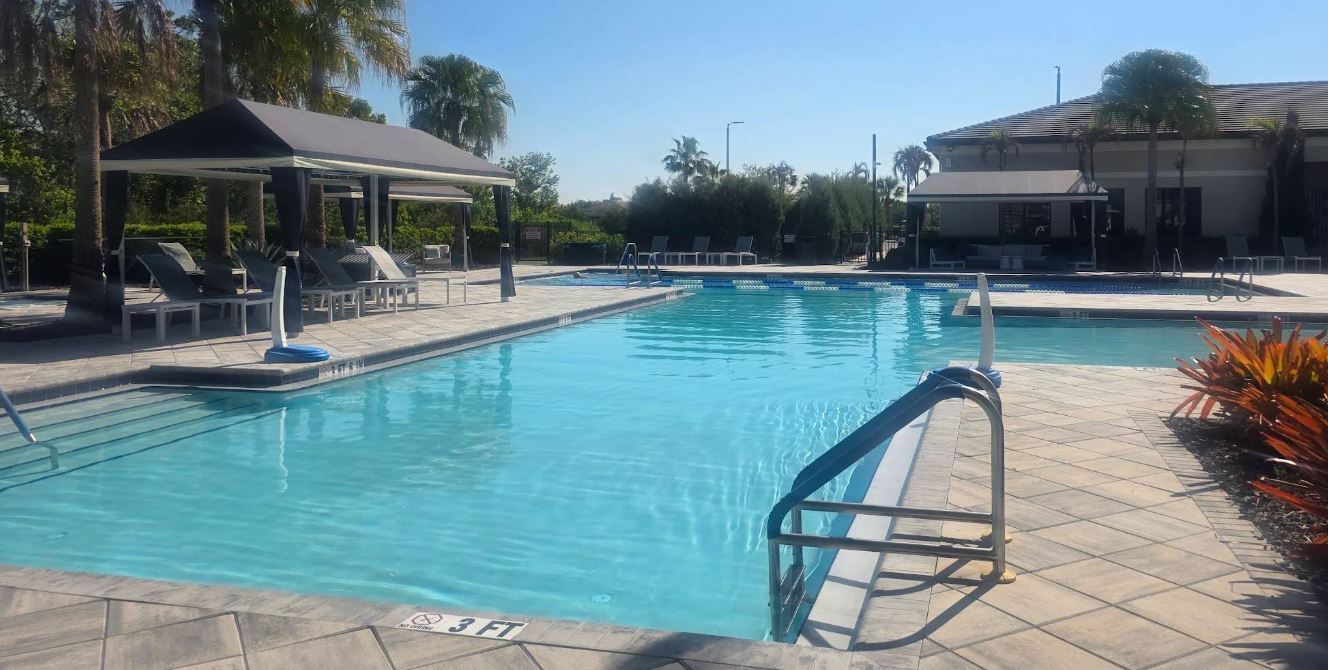 Valencia Del Sol pool with stairs and zero entry